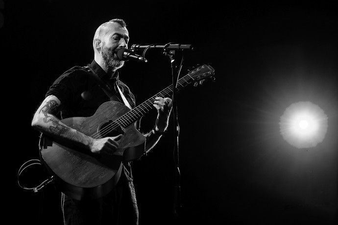 Il cantautore acustico Jon Gomm firma per Kscope